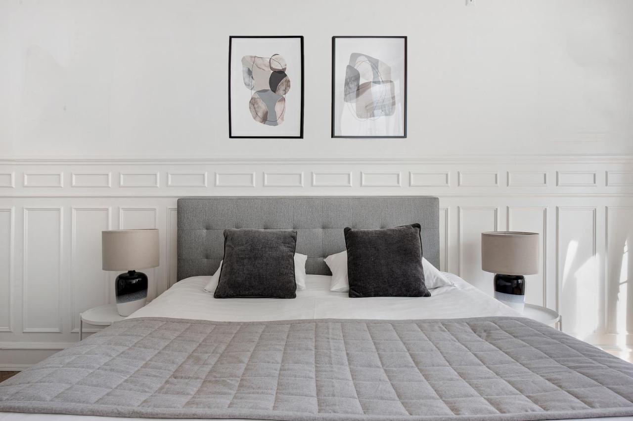 Sanders Frontier - Endearing Two-bedroom Near Royal Palace Apartment